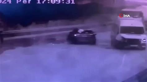 Sarıyer’de feci kaza kamerada: Otomobil, kamyon ve minibüse çarptı